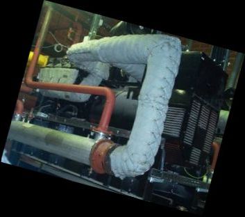 8-Zylinder Motor: Abgasleitung gedämmt bis zum Abgas-Wärmetauscher